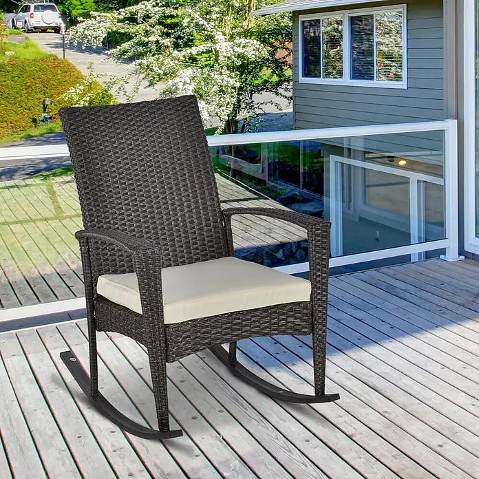 Outsunny Garten-Schaukelstuhl Geflochten aus Polyrattan - PE Polyrattan, Braun, Cremeweiß, B x T x H: 88 x 88 x 98 cm - Dunkelbrauner Korbschaukelstuhl mit cremefarbenem Kissen auf einer Holzterrasse.
