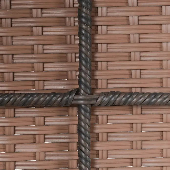 Outsunny Garten-Schaukelstuhl Geflochten aus Polyrattan - PE Polyrattan, Braun, Cremeweiß, B x T x H: 88 x 88 x 98 cm - Nahaufnahme von braunem, gewebtem Synthetik-Rattan mit einem dunkleren, gedrehten, kreuzförmigen Dekorelement.