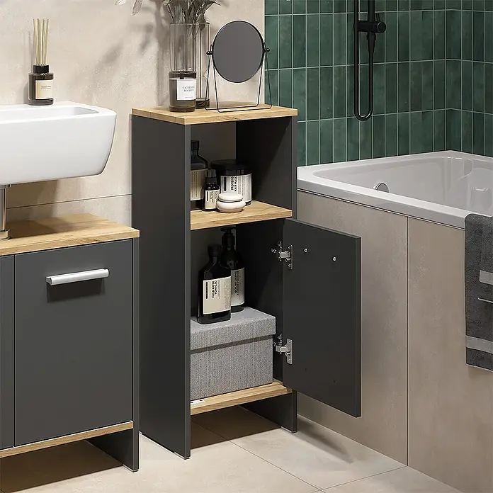 Vicco Badmöbel-Set Karli Anthrazit 2 Teile - Anthrazit, Matt - Dunkelgrauer Badschrank mit hellen Holzplatten/-böden und offener Tür, neben Waschbecken und Badewanne platziert.
