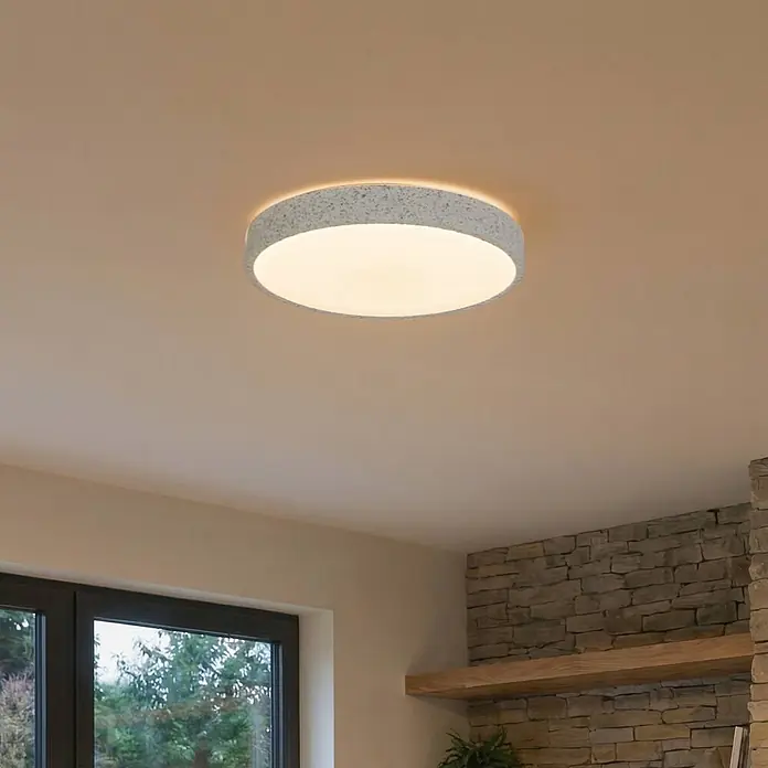 Lindby Deckenleuchte Elmor - alu / grau / zink - Runde Deckenleuchte mit gesprenkeltem grauem Rand und weißem Diffusor beleuchtet den Raum mit warmem Licht.