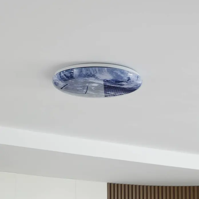 Lindby Deckenleuchte Orbi - blau - Runde Deckenleuchte mit blau-weißem Wolkenmuster.