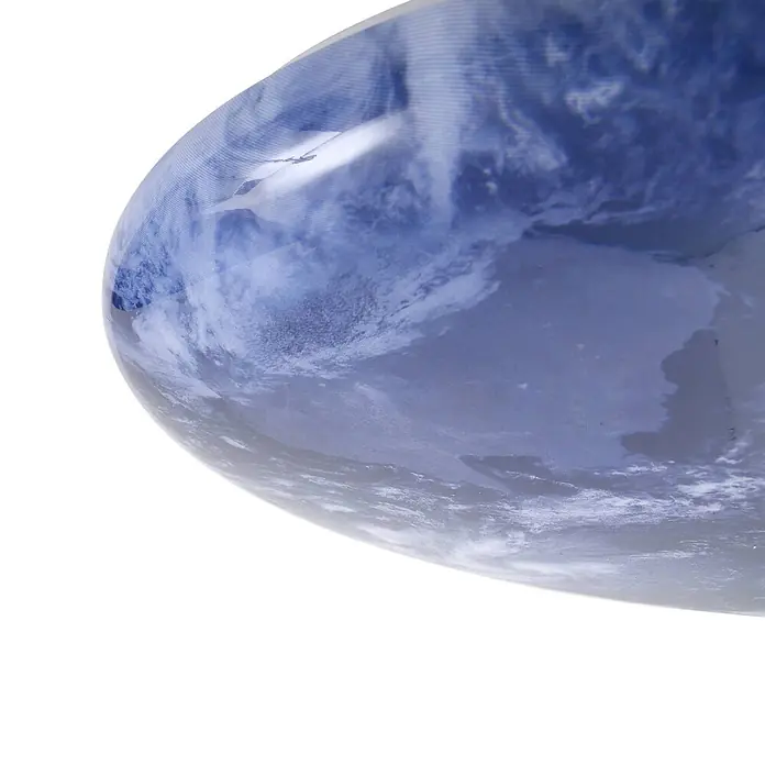 Lindby Deckenleuchte Orbi - blau - Glänzendes, gewölbtes Objekt mit blau-weißen Wolken- und Meeresmustern, die die Erde ähneln.