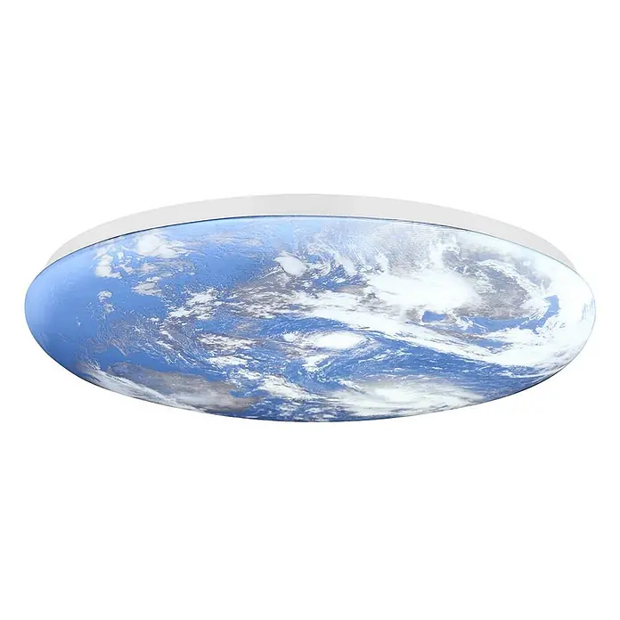 Lindby Deckenleuchte Orbi - blau - Runde Deckenleuchte mit Erdkarte, blauen Ozeanen und weißen Wolken, umrandet von Weiß.