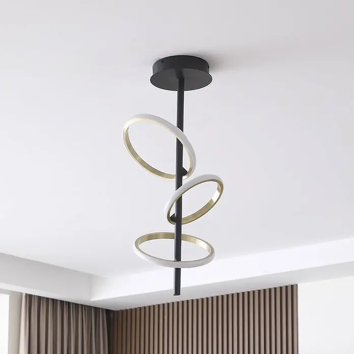 Lucande Deckenleuchte Madu - schwarz, messing / gold - Moderne Deckenleuchte mit schwarzem Vertikalstab und drei ineinandergreifenden goldenen Ringen mit weißen Rändern.