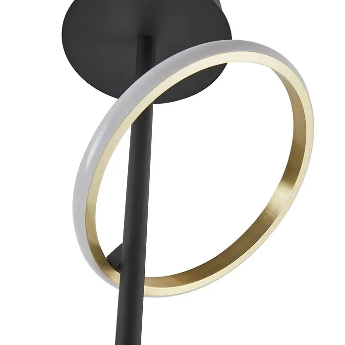 Lucande Deckenleuchte Madu - schwarz, messing / gold - Moderne LED-Leuchte mit schwarzem Stab und schrägem Ovalring, mit silberfarbenem Leuchtdiffusor und messingfarbener Innenkante.