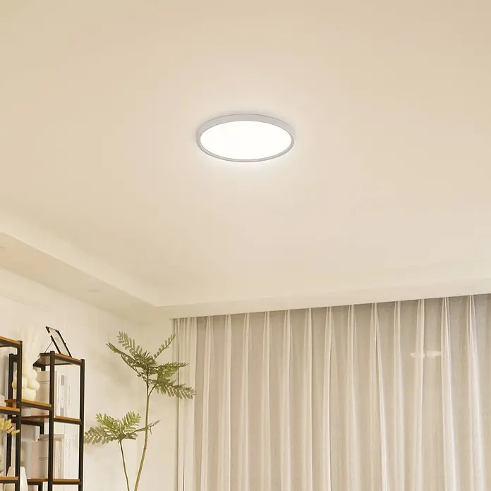 Lindby Deckenleuchte Pravin - L x B x H: 40 x 40 x 2,5 cm, weiß / opal, weiß / opal - Runde weiße LED-Deckenleuchte erhellt einen modernen Wohnraum mit hellen Vorhängen und Pflanzen.