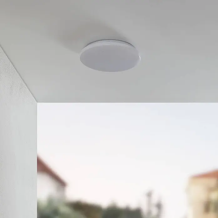 Lindby Deckenleuchte Astera - weiß / opal - Weiße, runde LED-Deckenleuchte bündig an einer hellgrauen Decke montiert.