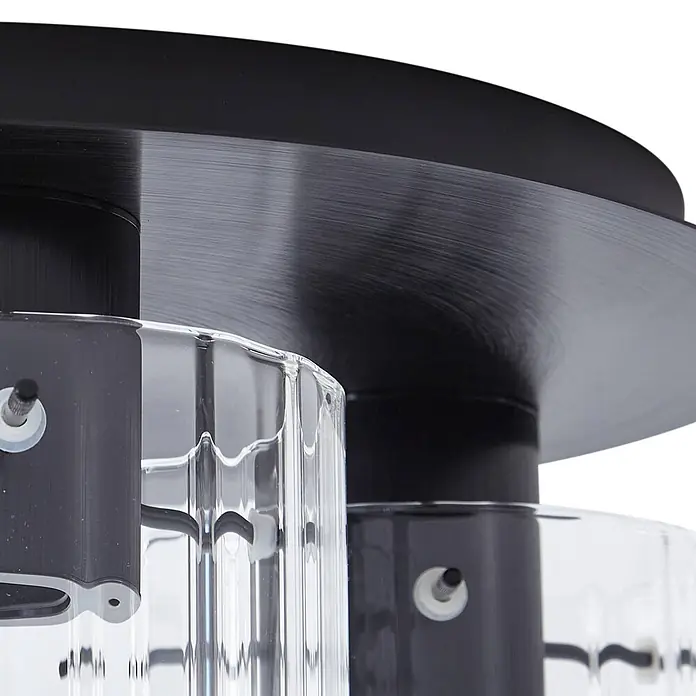 Lucande Deckenleuchte Eirian - L x B x H: 35 x 35 x 20 cm, schwarz, klar / transparent, E27 - Nahaufnahme einer modernen Deckenleuchte mit schwarzem gebürstetem Metall und klaren geriffelten Glasschirmen.