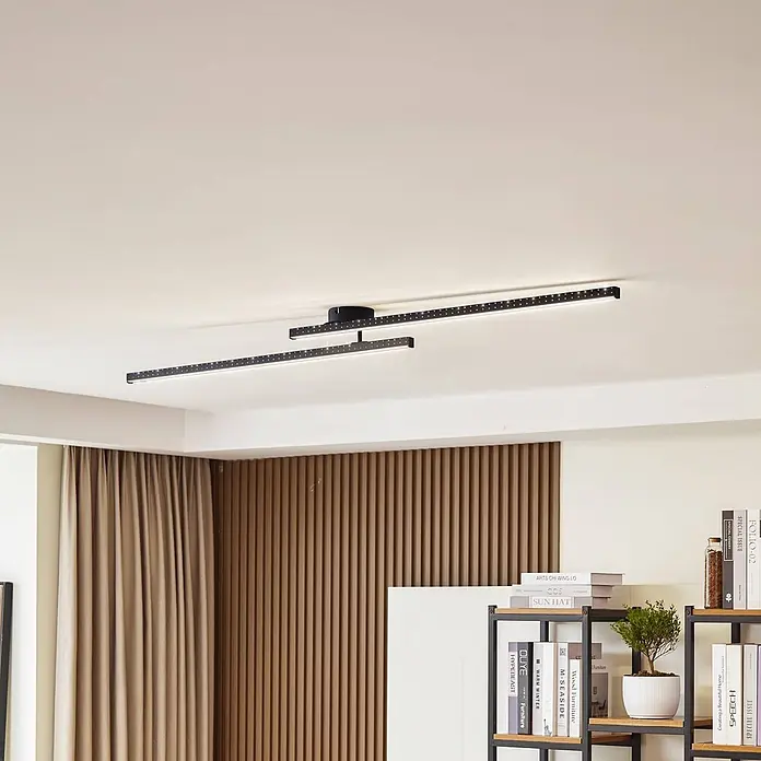 Lindby Deckenleuchte Aurendor - schwarz - Moderne schwarze lineare Deckenleuchte mit LED-Punkten, in einem modernen Raum installiert.