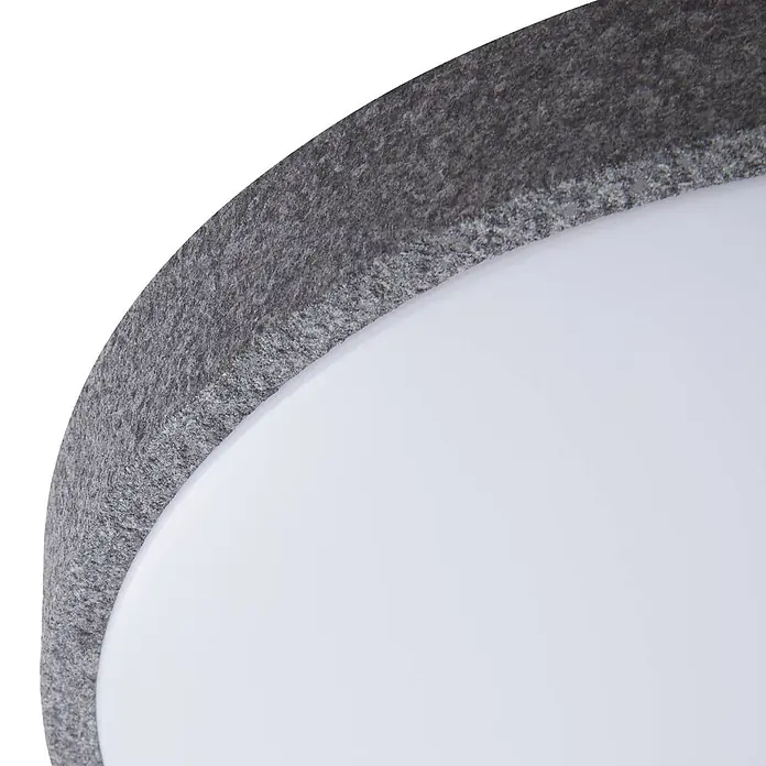 Lindby Deckenleuchte Elmor - alu / grau / zink - Nahaufnahme einer runden Deckenleuchte mit grauem Filzrahmen und weißem Diffusor.