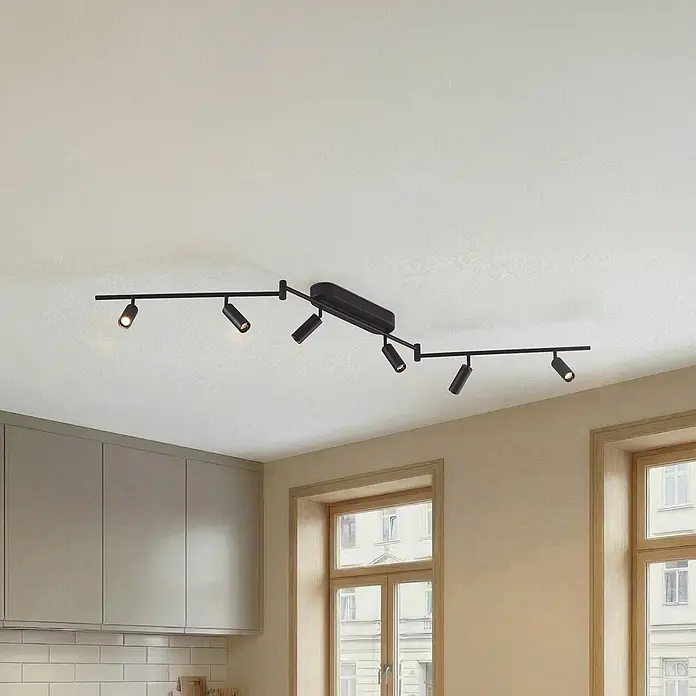 Lindby Deckenleuchte Eldrin - schwarz, schwarz - Schwarze Deckenleuchte mit mehreren verstellbaren Strahlern, die einen modernen Küchenbereich beleuchtet.