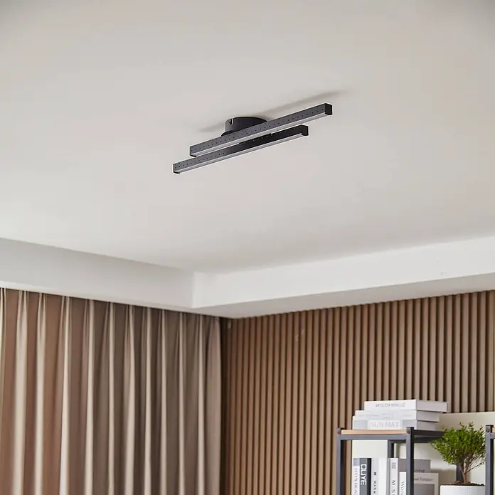 Lindby Deckenleuchte Aurendor - schwarz - Moderne schwarze lineare LED-Deckenleuchte mit zwei parallelen Stäben, montiert an einer weißen Decke in einem modernen Raum.
