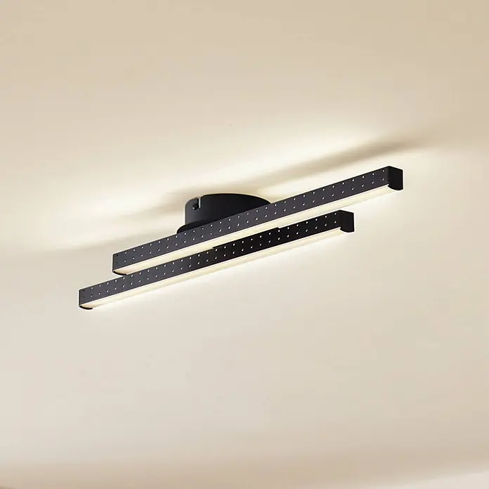 Lindby Deckenleuchte Aurendor - schwarz - Schwarze Deckenleuchte mit zwei parallelen, rechteckigen Lichtbalken, perforierten Details und warmem Linearlicht.