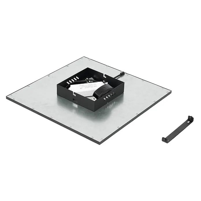 Lindby LED-Panel Lamin - L x B x H: 39,5 x 39,5 x 5 cm, schwarz - Unterseite einer quadratischen LED-Panel-Leuchte mit silberner Metallrückseite, zentraler schwarzer Treiberbox und separater schwarzer Halterung.