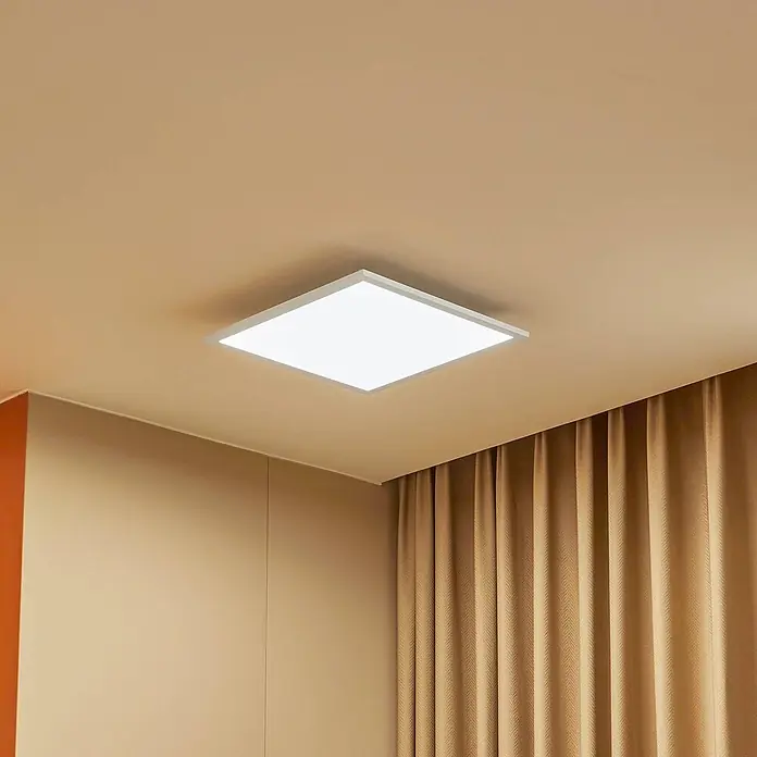 Lindby LED-Panel Lamin - L x B x H: 39,5 x 39,5 x 5 cm, weiß / opal - Weißes, quadratisches LED-Deckenpanel leuchtet einen Raum über Vorhängen aus.
