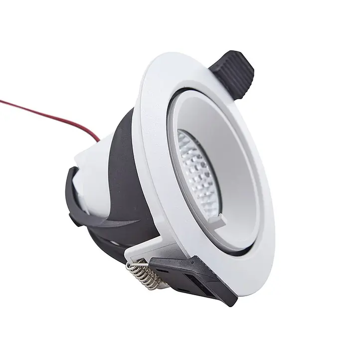 Arcchio Deckenstrahler Harcos - weiß / opal - Weißer, runder, verstellbarer LED-Einbaustrahler mit schwarzen Befestigungsklammern und rotem Kabel.