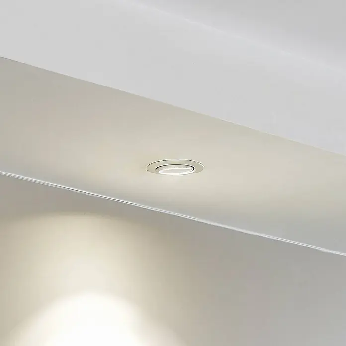 Arcchio Deckenstrahler Harcos - weiß / opal - Silberner Einbaustrahler in heller Decke, strahlt helles Licht nach unten ab.