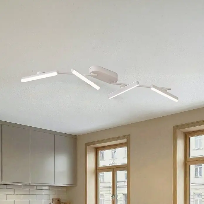 Lindby Deckenstrahler Eldrin - weiß / opal, weiß / opal - Moderne weiße Deckenleuchte mit vier verstellbaren linearen Lichtbalken, an der Decke montiert, die einen Raum beleuchtet.