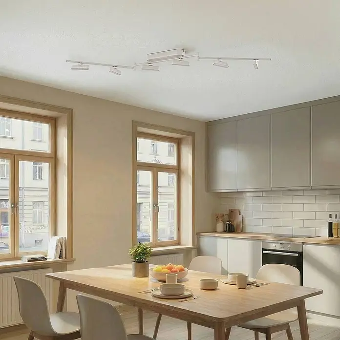 Lindby Deckenstrahler Eldrin - weiß / opal, weiß / opal - Weiße Mehrfachschienen-Deckenleuchte mit verstellbaren Strahlern beleuchtet einen Küchen-/Essbereich.