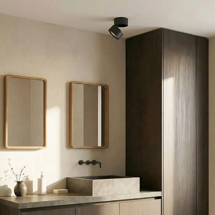 Lindby Deckenstrahler Thorid - schwarz, schwarz, G9 - Schwarzer Deckenstrahler mit zwei verstellbaren Köpfen in einem modernen Badezimmer.