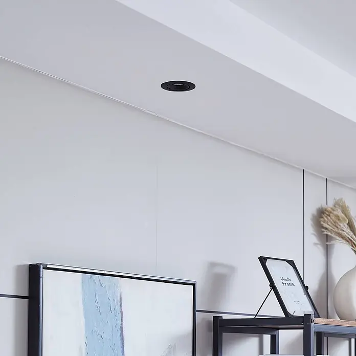 Arcchio Deckenstrahler Harcos - schwarz - Schwarzer LED-Einbaustrahler bündig in eine weiße Decke installiert.