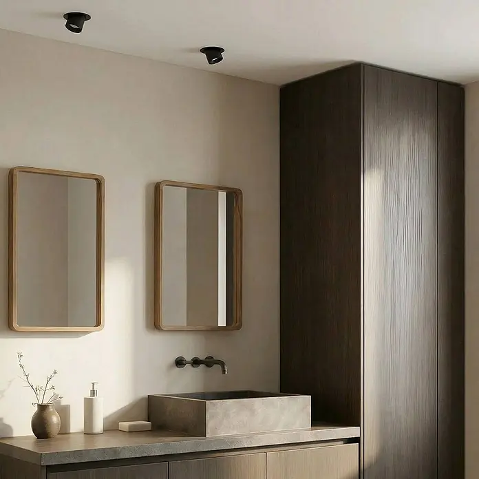 Lindby Deckenstrahler Thorid - schwarz, schwarz, GU10 - Zwei schwarze Deckenstrahler auf einer hellen Decke in einem modernen Badezimmer.
