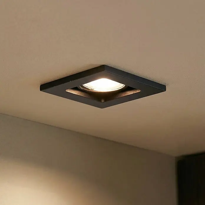 Lindby Deckenstrahler Thorid - schwarz, schwarz, GU10 - Schwarzer quadratischer Einbaustrahler bündig in heller Decke installiert, spendet warmes Licht.
