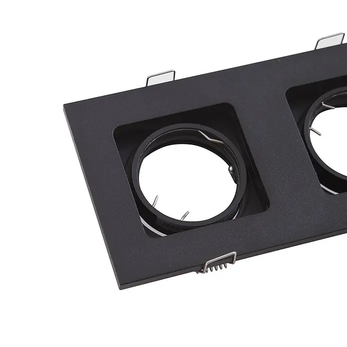 Lindby Deckenstrahler Thorid - schwarz, schwarz, GU10 - Schwarzes rechteckiges Einbauleuchtengehäuse mit zwei Öffnungen für Spots, ausgestattet mit Federklammern.