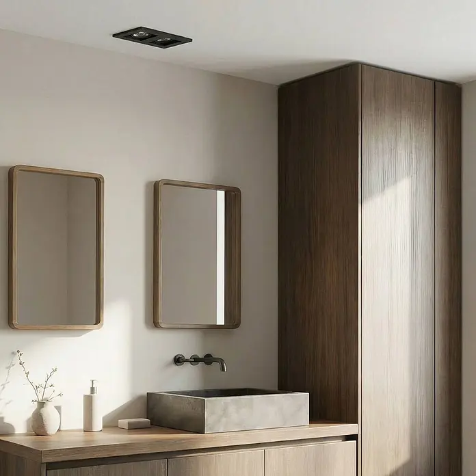 Lindby Deckenstrahler Thorid - schwarz, schwarz, GU10 - Moderner Badezimmer-Waschtisch mit Betonwaschbecken, Wandarmatur und zwei gerahmten Spiegeln über einer Holzplatte und Schränken.
