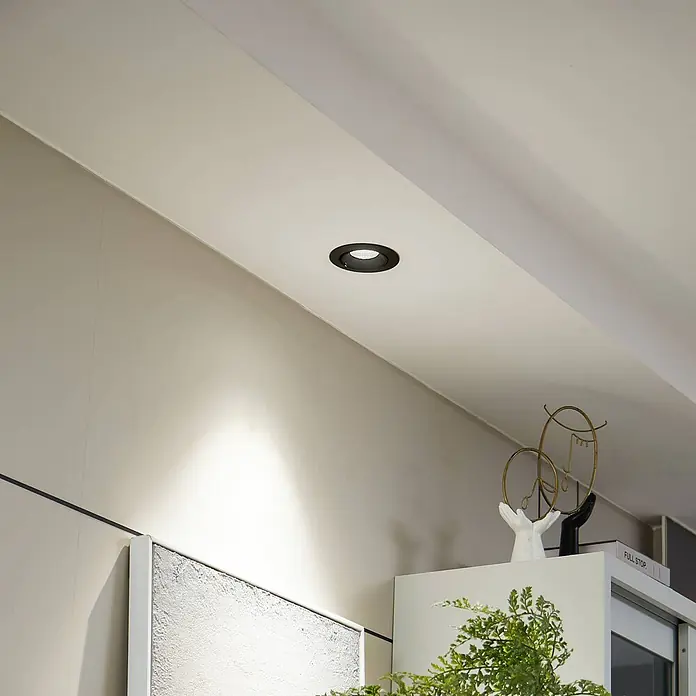 Arcchio Deckenstrahler Harcos - L x B x H: 11 x 11 x 0,2 cm, schwarz - Dunkler Einbaustrahler in der Decke, beleuchtet eine Wand.