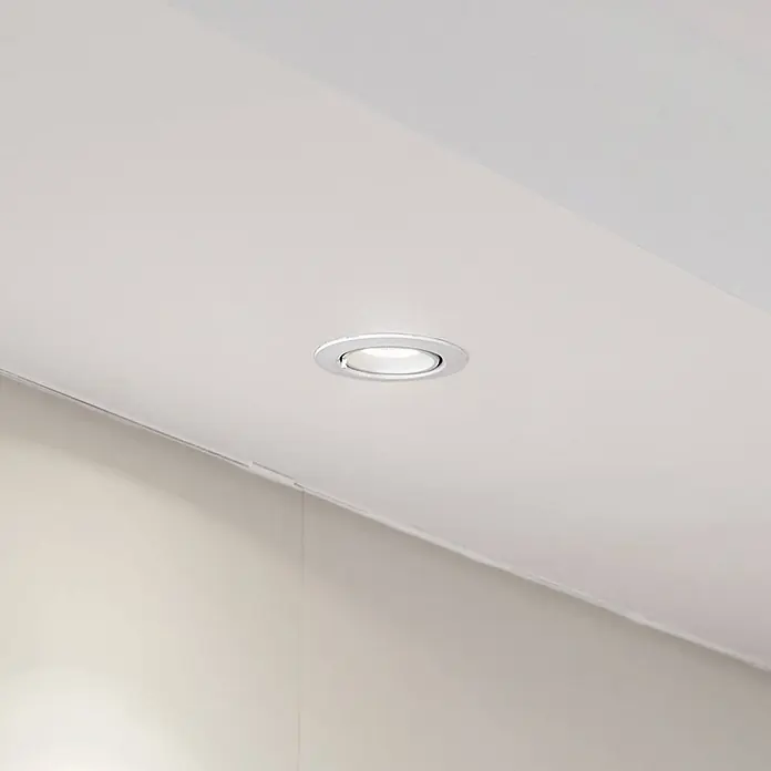 Arcchio Deckenstrahler Harcos - weiß / opal - Weißer Einbaustrahler mit silbernem Rahmen, in einer Decke installiert.