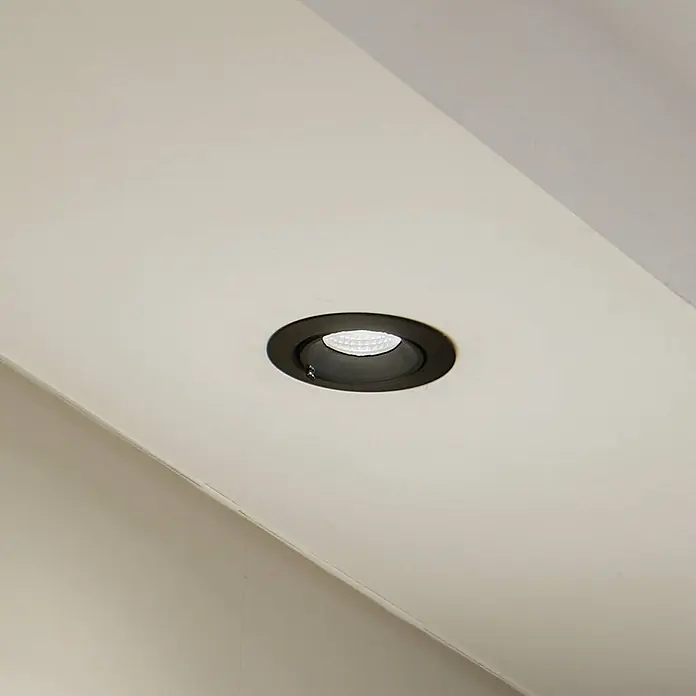 Arcchio Deckenstrahler Harcos - L x B x H: 11 x 11 x 0,2 cm, schwarz - Schwarzer LED-Einbaustrahler mit weißem Licht, in eine helle Decke eingelassen.