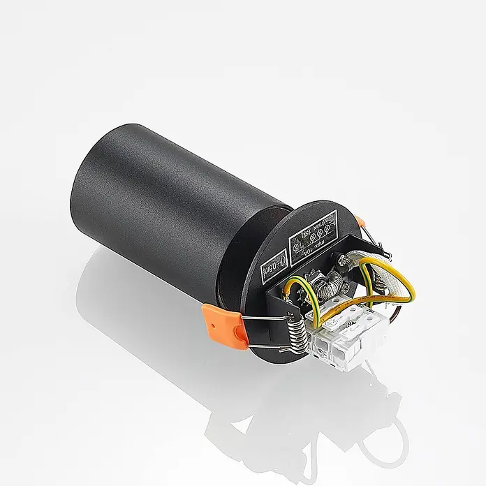 Arcchio Einbauleuchte Davin - schwarz, schwarz - Schwarzer zylindrischer Einbaustrahler mit sichtbaren Elektroteilen, orangen Montageklammern und Federmechanismus.