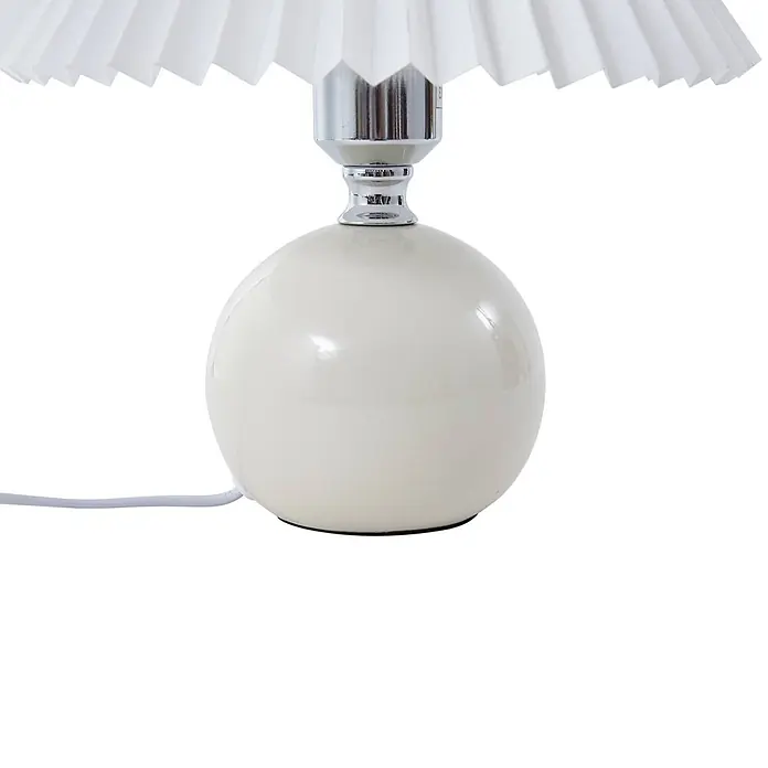 Lindby Tischleuchte Kerimi - L x B x H: 24 x 24 x 29 cm, weiß / opal, weiß / opal, E27 - Tischlampe mit plissiertem weißem Schirm, Chromhals und kugelförmigem cremefarbenem Fuß mit weißem Kabel.
