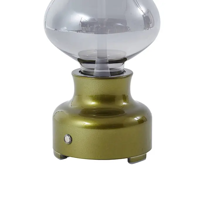 Lindby Tischleuchte Maxentius - L x B x H: 12 x 12 x 30 cm, grün, alu / grau / zink - Goldgrüner Metallsockel einer Lampe mit rauchgrauem Glasaufsatz und Bedienknopf.