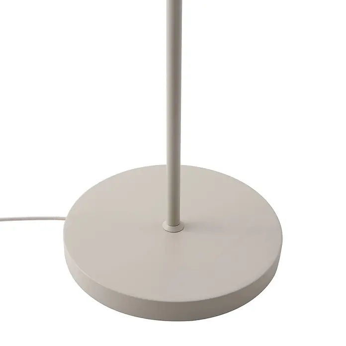 Lindby Stehleuchte Ovelia - Höhe: 155 cm, creme / amber, creme / amber, E27 - Nahaufnahme des hellbeigen Standfußes einer Stehlampe mit dünnem Rohr und geflochtenem Stromkabel.