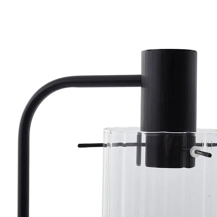 Lucande Stehleuchte Eirian - Höhe: 150 cm, schwarz, klar / transparent, E27 - Schwarzer Metallarm, verbunden mit einer texturierten schwarzen zylindrischen Komponente, teilweise in einem klaren gerippten Glasbehälter mit kleinen schwarzen Röhrchen.