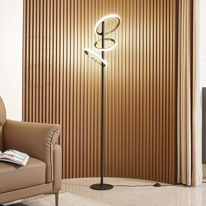 Lucande Stehleuchte Madu - Höhe: 160 cm, schwarz, messing / gold - Moderne schwarze Stehlampe mit drei beleuchteten Goldringen, die ein Ambiente im Wohnzimmer schafft.