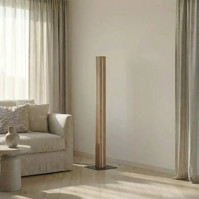 Lucande Stehleuchte Lieske - Höhe: 122 cm, schwarz, Holz hell - Schlanke Stehleuchte mit Holzlamellen und dunklem Fuß, in einem modernen Wohnzimmer platziert.