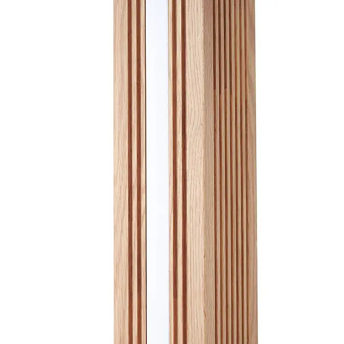 Lucande Stehleuchte Lieske - Höhe: 122 cm, schwarz, Holz hell - Helle Holzlamellenwand mit weißem Mittelstreifen.