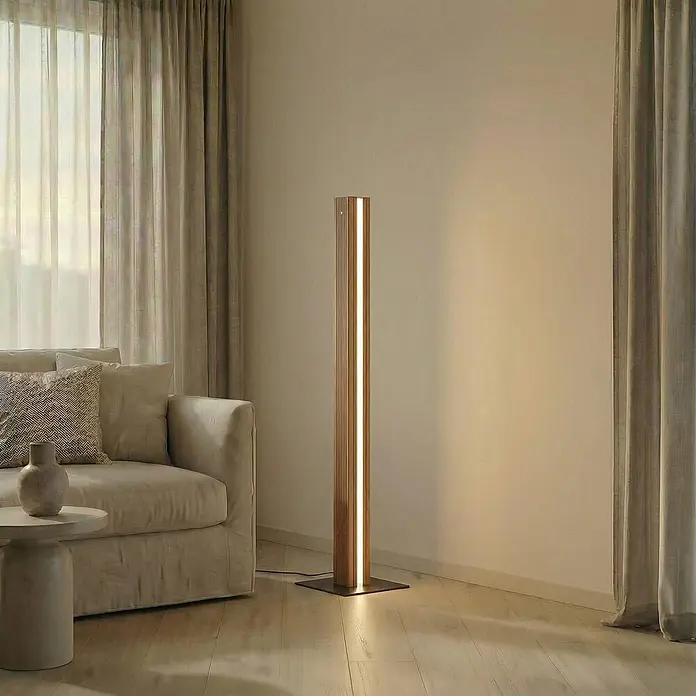 Lucande Stehleuchte Lieske - Höhe: 122 cm, schwarz, Holz hell - Schlanke, hohe Stehleuchte aus Holz mit integriertem LED-Streifen, warmes Licht spendend, in einem modernen Wohnzimmer.