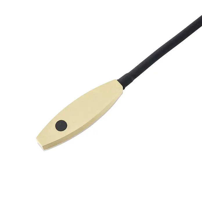 Lindby Wandleuchte Flexola - schwarz, messing / gold - Goldfarbener, ovaler Kopf mit schwarzem Punkt, an schwarzem Stab befestigt.
