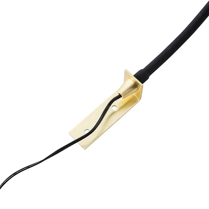 Lindby Wandleuchte Flexola - schwarz, messing / gold - Goldfarbene Metallhalterung, die schwarze Elektrokabel und -drähte führt.