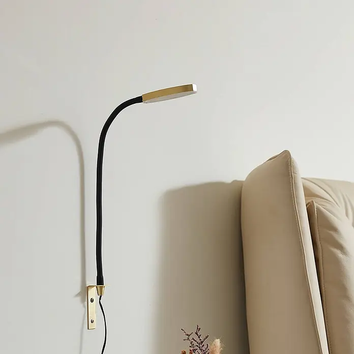 Lindby Wandleuchte Flexola - schwarz, messing / gold - Wandmontierte Leselampe mit flexiblem schwarzem Arm und goldenem Kopf.