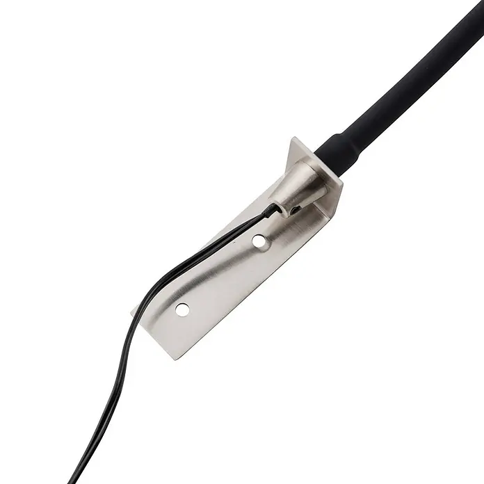 Lindby Wandleuchte Flexola - schwarz, alu / grau / zink - Gebürsteter Metallhalter, der eine schwarze Kabelhülle und dünne schwarze Drähte sicher hält.