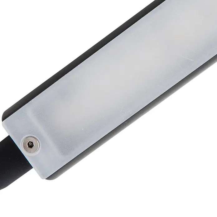 Lindby Wandleuchte Flexola - schwarz, schwarz - Nahaufnahme einer rechteckigen LED-Lichtleiste mit matter, weißer Abdeckung, dunklem Gehäuse und sichtbarer Befestigungsschraube.
