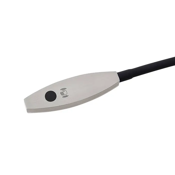 Lindby Wandleuchte Flexola - schwarz, alu / grau / zink - Gebürsteter silberner Ovalsensor mit schwarzem Knopf & Hand-Wellen-Logo, an schwarzem Kabel.