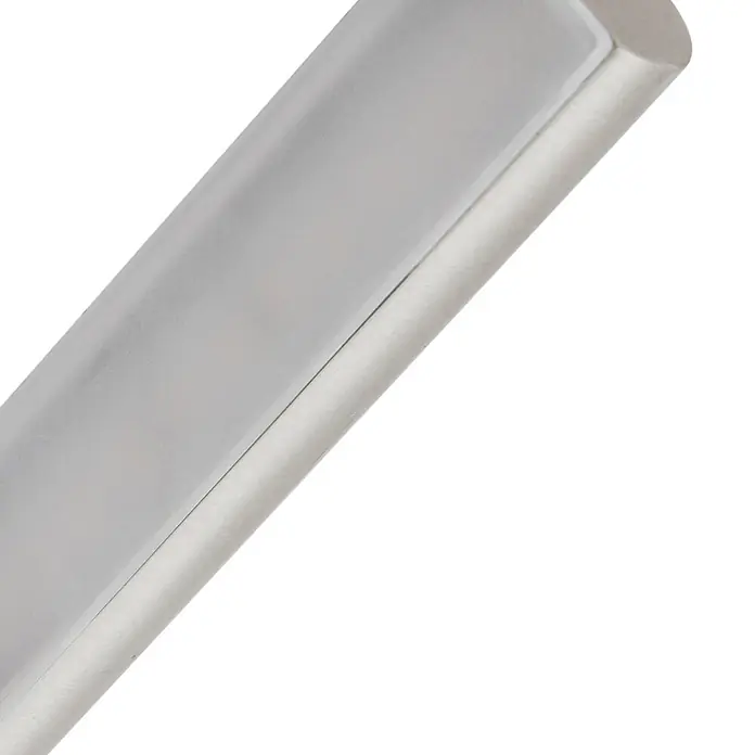 Lindby Wandleuchte Flexola - schwarz, alu / grau / zink - Ein silbernes lineares LED-Profil mit mattierter Abdeckung und gebürsteter Metalloberfläche.