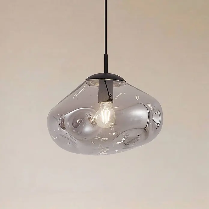 Lindby Pendelleuchte Lelia - L x B x H: 35 x 35 x 22 cm, alu / grau / zink, rauchgrau, sandSchwarz, E27 - Graue organische Glas-Pendelleuchte mit beleuchteter Glühbirne.