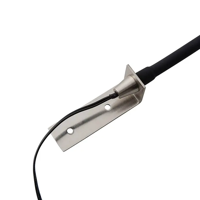 Lindby Wandleuchte Flexola - schwarz, alu / grau / zink - Gebürstete Metallhalterung mit konischem Stecker, schwarzem Isolierschlauch und zwei schwarzen Kabeln.